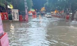 Mersin'de 1 saatlik yağmur taşkına neden oldu