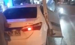 Minibüsün kapısı otomobilde asılı kaldı