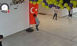 Minik öğrencinin Türk bayrağı sevgisi: Oyun oynarken durdu, bayrağı öpüp devam etti