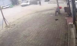 Motosiklet kamyonetin altına girdi