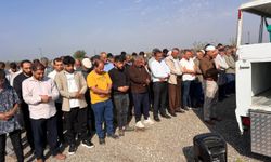 Otomobilin çarpmasıyla ölen anne ve kız çocuğu yan yana defnedildi