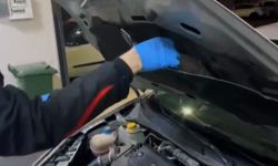 Otomobilin kaputundan uyuşturucu, cüzdandan altınlar çıktı