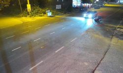 Otomobille çarpışan motosikletli metrelerce sürüklendi
