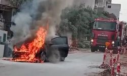 Park halindeki otomobil alev alev yandı