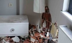 Pendik'te hafriyat kamyonu binaya çarptı: 1 yaralı