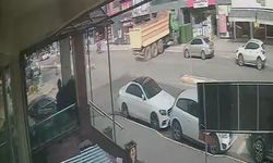 Pendik'te hafriyat kamyonunun eczaneye daldığı anlar kamerada