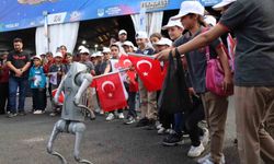 Robot köpek çocukların ilgi odağı oldu