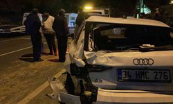 Sarıyer'de karşı yönden gelen aracın sıkıştırdığı otomobil, park halindeki 6 araca çarptı