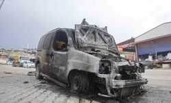Seyir halindeyken alevlere teslim olan Fiat marka araç dakikalar içinde yanarak kullanılmaz hale geldi