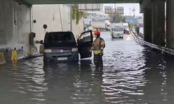 Sultangazi'de araçlar göle dönen yolda böyle ilerledi, araçlar su basan alt geçitte mahsur kaldı