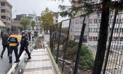 Sultangazi'de sağanak yağış nedeniyle okulun istinat duvarı çöktü