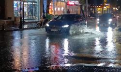 Tekirdağ'da şiddetli yağış: Cadde göle döndü, sürücüler zorlandı
