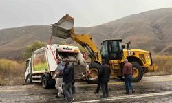 Tekman'da çöp kamyoneti kaza yaptı: 1 yaralı