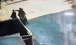Telefonla konuşurken kapkaça uğradı : O anlar kamerada