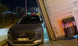 Tırın kafasından ayrılan dorse yola devrildi: 3 araç kıl payı kurtuldu