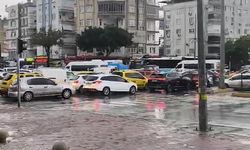Trafik kilitlendi, sıkışan trafiği açmak için vatandaşlar devreye girdi