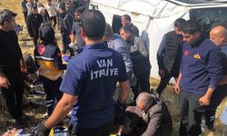 Van'da tır yolcu minibüsü ile çarpıştı: 11 yaralı
