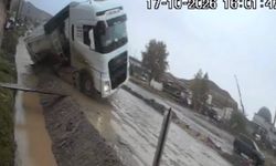 Yol vermek isterken kanala devrildi: Taş yüklü tırın kazası kamerada