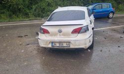 Zonguldak'ta otomobil bariyerlere çarptı: Sürücü yaralandı
