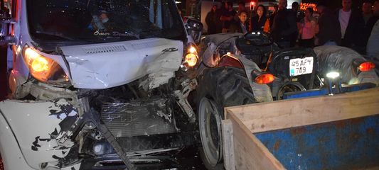 Manisa'da traktör ile çekicinin çarpıştığı kazada 3 kişi yaralandı