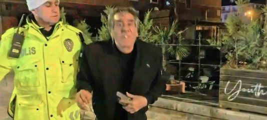 2.14 promil alkolle yakalandı: Gazeteciye el sallayıp yüzüne tükürdü