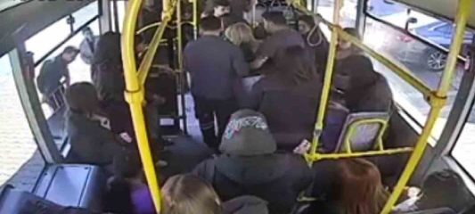 Minibüste rahatsızlanan yolcu için güzergahını değiştirdi, hastaneye yetiştirdi