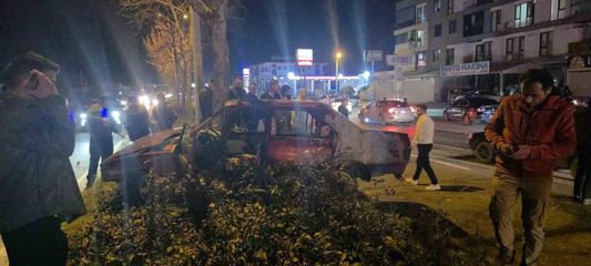 Otomobil refüjdeki ağaca çarptı: 1 kişi yaralandı