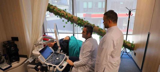 Tekerlekli sandalyeyle getirilen hasta tedavi sonrası yürüyerek çıktı