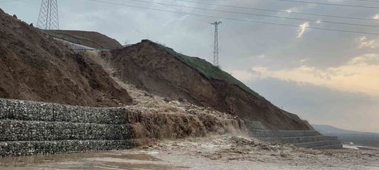 Batman'da yağmur sonrası sulama kanalı taştı: Kara yolu tek şeride düştü