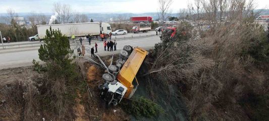 Direksiyon başında fenalaştı, hafriyat kamyonu şarampole devrildi