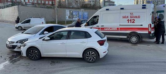Edirne'de iki otomobil çarpıştı: 2 yaralı