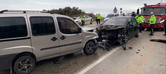 Eğirdir'de 3 aracın karıştığı kazada 8 kişi yaralandı