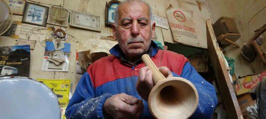 Eğlencelerin simgesi zurnayı 55 yıldır ağaçlara şekil vererek üretiyor