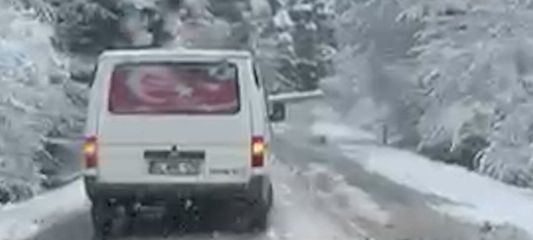 Gölcük yolunda kar sürprizi: Kar lastiği olmayan araç yolda kaldı