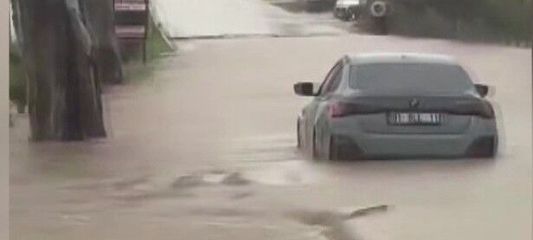 Karataş'ta sağanak hayatı felç etti: Yollar ve tarlalar göle döndü