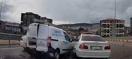 Kontrolden çıkan araç, önündeki 4 araca çarptı: O anlar kamerada