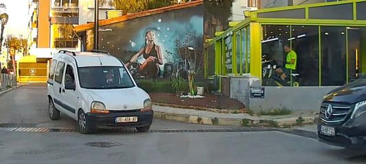 Ters yöne giren sürücünün kural ihlali araç kamerasına yansıdı