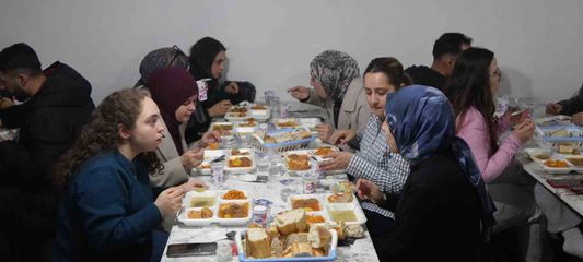 Üniversite öğrencileri oruçlarını köyde kurulan iftar sofrasında açtı