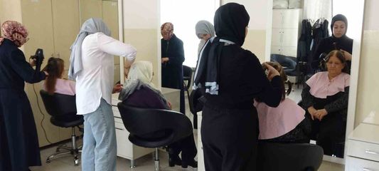 Yaşlılar hayatlarında ilk defa kuaförde bakım yaptırdı