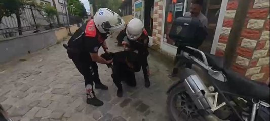 Boğazına şeker kaçan motorcuyu, polis Heimlich manevrasıyla kurtardı