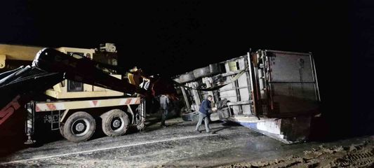 Kayan tır devrildi, Ankara-Tokat karayolu saatlerce ulaşıma kapandı