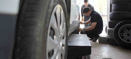 Kış lastiği zorunluluğu bitti, değişim mesaisi başladı: 'Sıcaklar artmadan yaz lastiklerine geçiş yapılmalı'