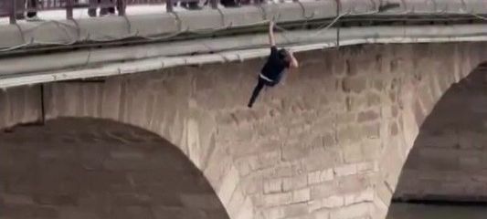 Köprüden nehre atlayan şahsı ekipler kurtardı: O anlar kamerada