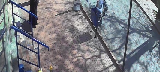 Motosikletli yayadan kaçarken kaza yaptı