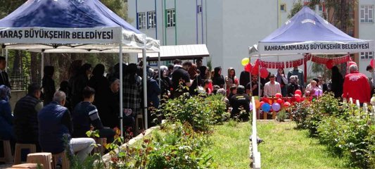 Okul saldırısında hayatını kaybeden çocukların mezarı Türk bayrakları ve balonlarla süslendi