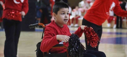 'Özel' torununu sahne kenarında yönlendiren anneannenin heyecanı dikkat çekti