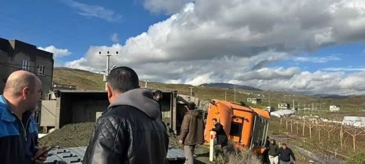 Siirt'te kamyon devrildi: Uzun araç kuyruğu oluştu