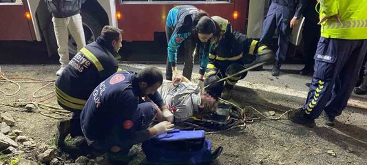 Uçurumdan deniz kıyısına yuvarlanan otomobilde 3 kişi yaralandı