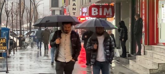 Yüksekova'da sağanak yağış etkili oldu