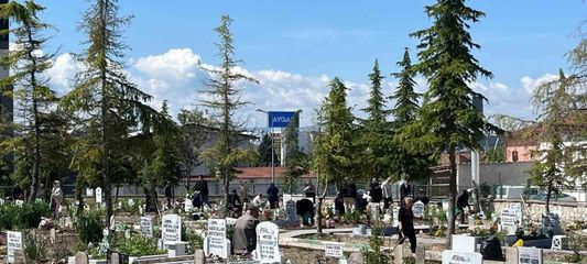 Çorum'da arefe günü mezarlıklar ziyaretçilerle doldu